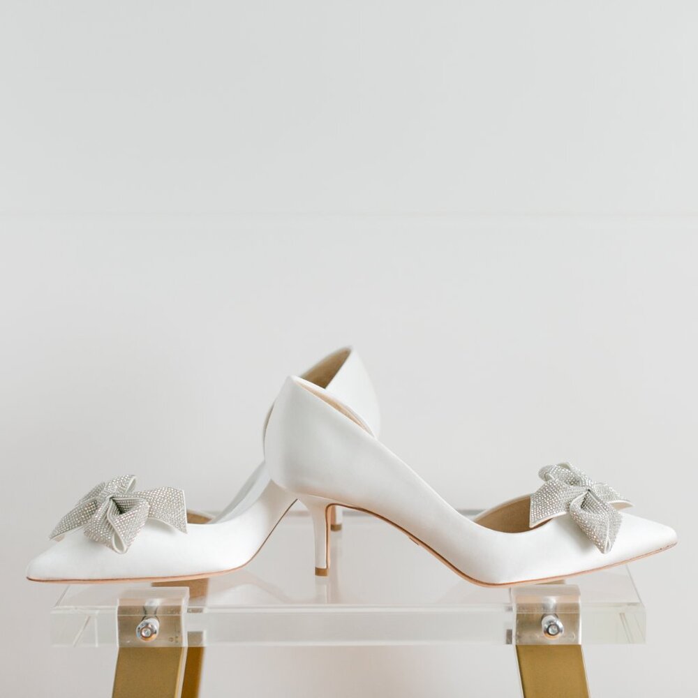 Badgley Mischka Meilani White Satin 7 Women's Classic Bridal Heels Bow Kitten